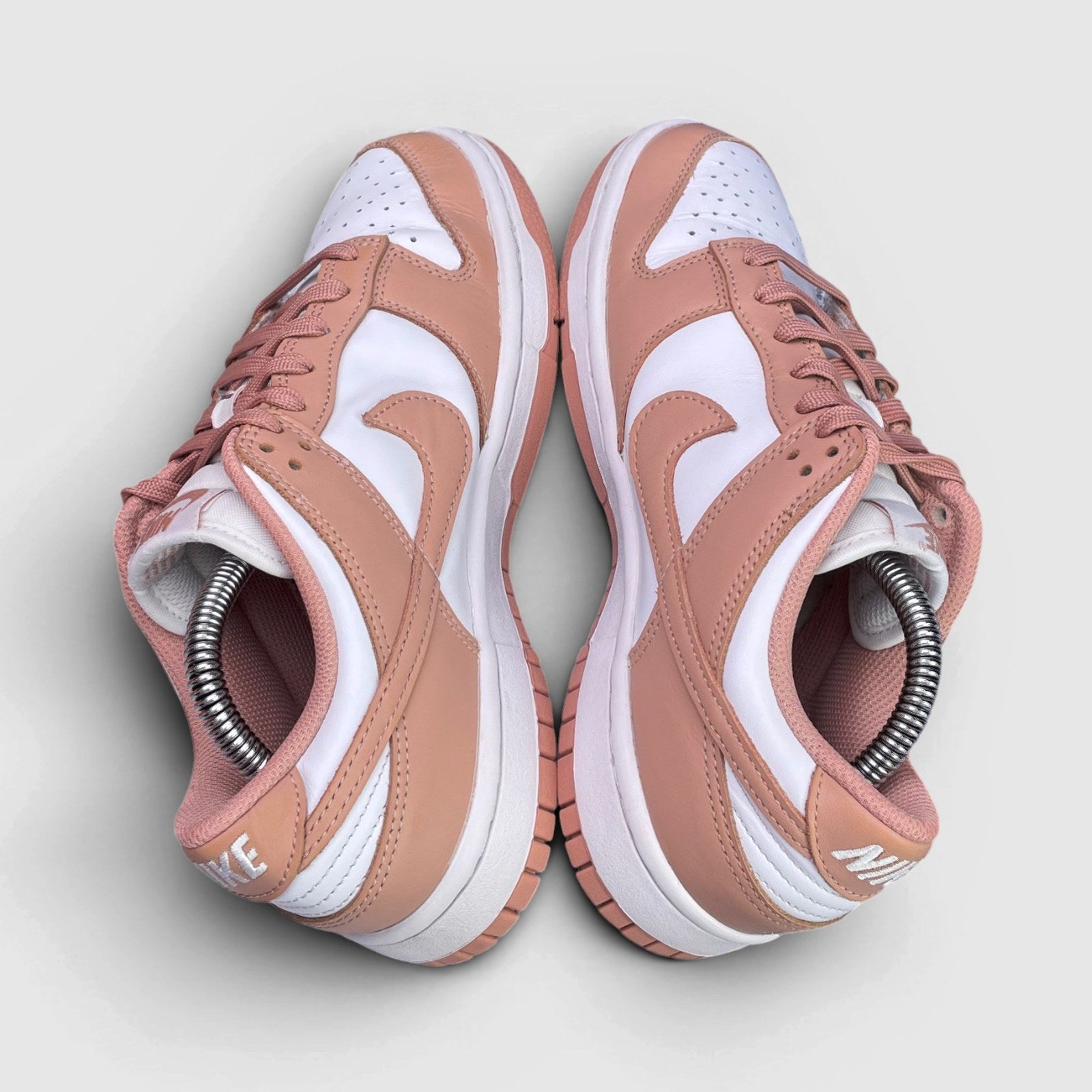 Nike Dunk Low Rose Whisper — buty sportowe damskie w bardzo dobrym stanie rozmiar 39, widok z góry