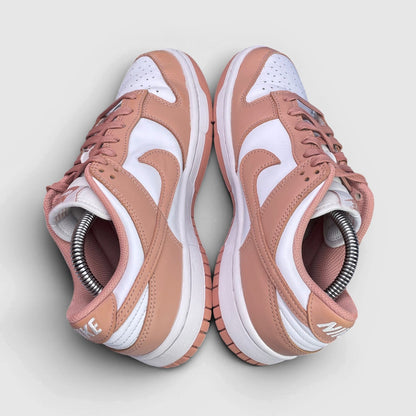 Nike Dunk Low Rose Whisper — buty sportowe damskie w bardzo dobrym stanie rozmiar 39, widok z góry