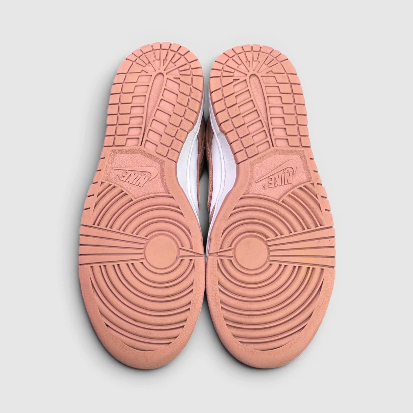Nike Dunk Low Rose Whisper — buty sportowe damskie w bardzo dobrym stanie rozmiar 39, podeszwa