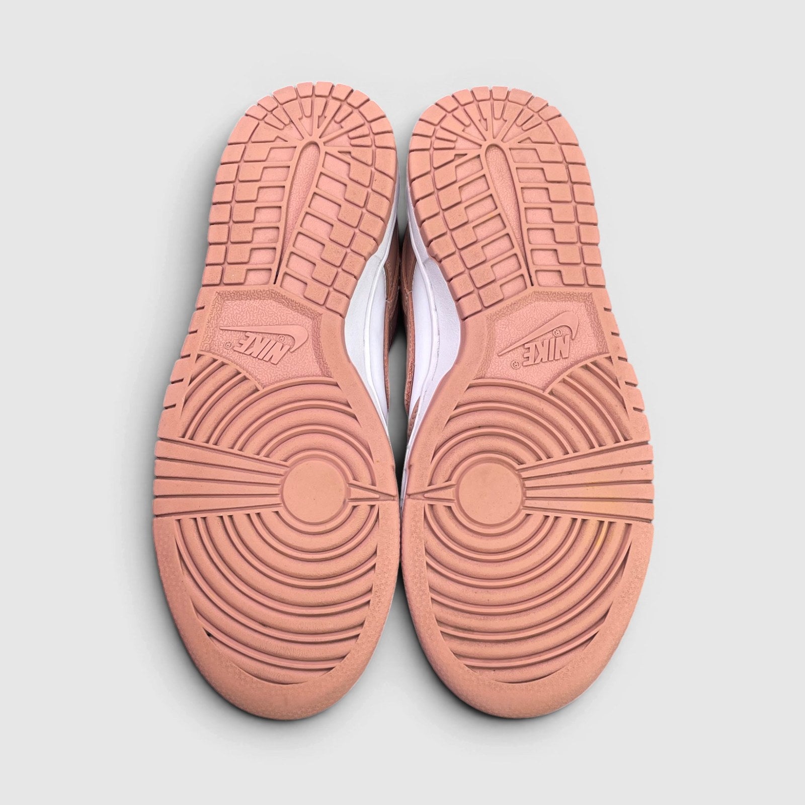 Nike Dunk Low Rose Whisper — buty sportowe damskie w bardzo dobrym stanie rozmiar 39, podeszwa