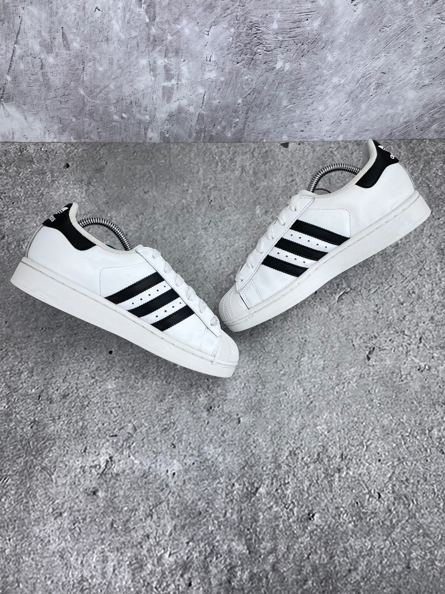 Adidas Superstar II Cloud White Black - buty sportowe, zewnętrzny panel prawego buta