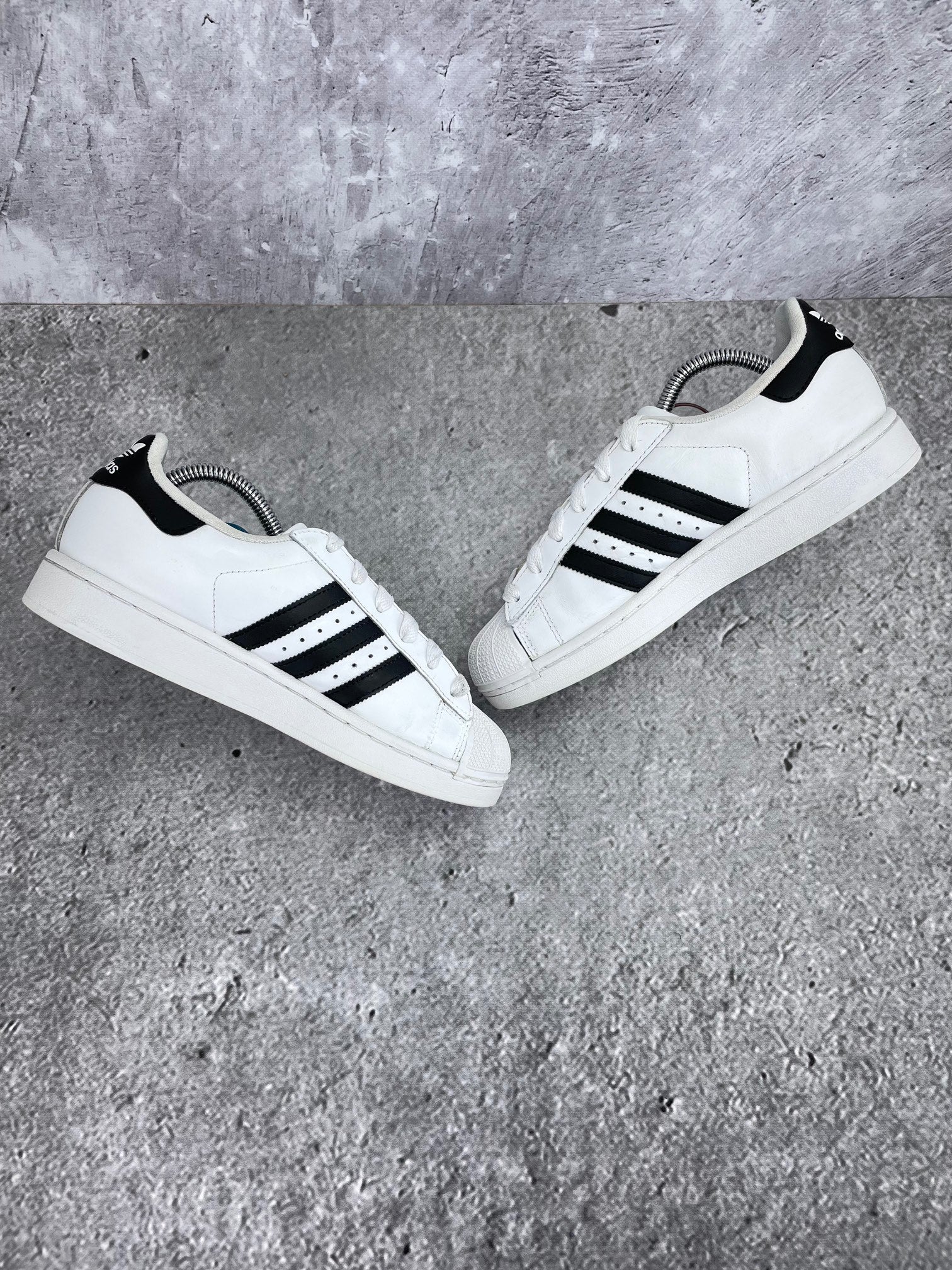 Adidas Superstar II Cloud White Black - buty sportowe, zewnętrzny panel prawego buta