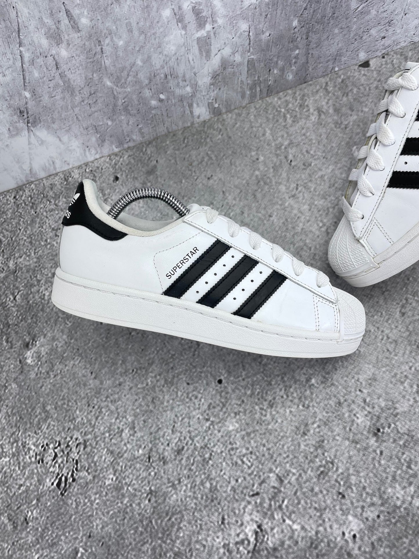 Adidas Superstar II Cloud White Black - buty sportowe, zewnętrzny panel lewego buta