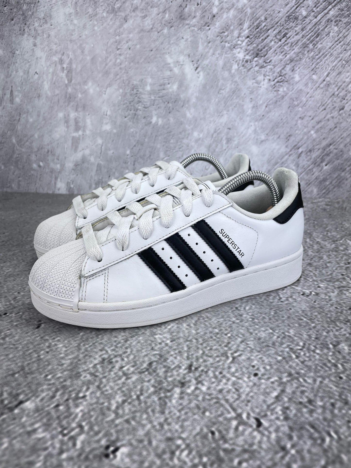 Adidas Superstar II Cloud White Black - buty sportowe, widok z boku na tle studyjnym