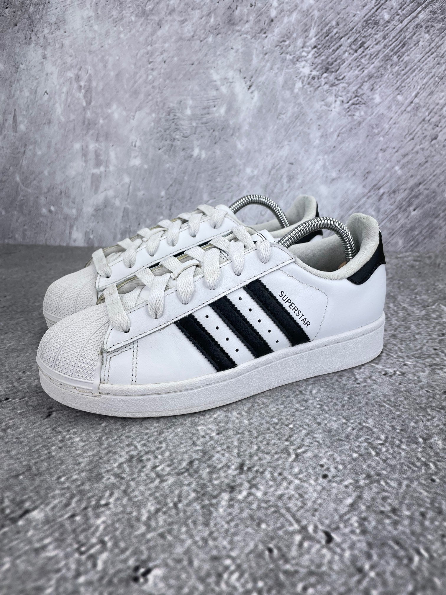 Adidas Superstar II Cloud White Black - buty sportowe, widok z boku na tle studyjnym
