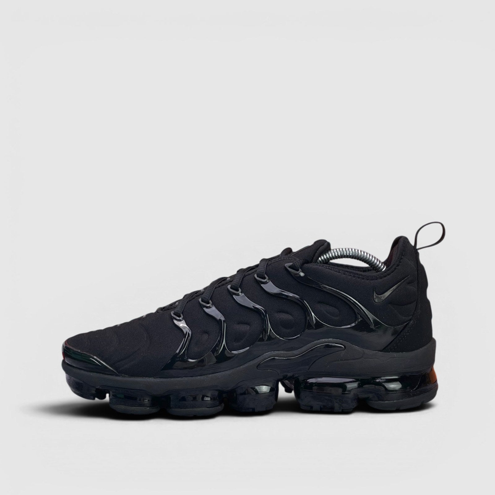 Nike Air VaporMax Plus Triple Black — buty sportowe męskie w bardzo dobrym stanie rozmiar 44, boczny profil, lewa strona