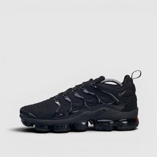 Nike Air VaporMax Plus Triple Black — buty sportowe męskie w bardzo dobrym stanie rozmiar 44, boczny profil, lewa strona