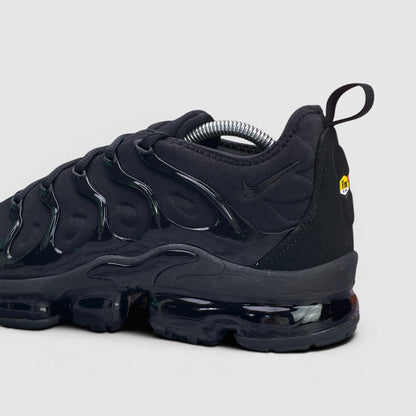 Nike Air VaporMax Plus Triple Black — buty sportowe męskie w bardzo dobrym stanie rozmiar 44, boczny profil, lewa strona