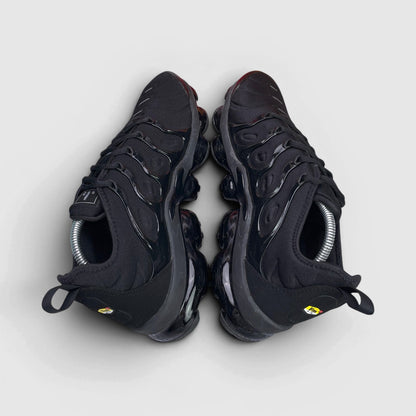 Nike Air VaporMax Plus Triple Black — buty sportowe męskie w bardzo dobrym stanie rozmiar 44, widok z góry
