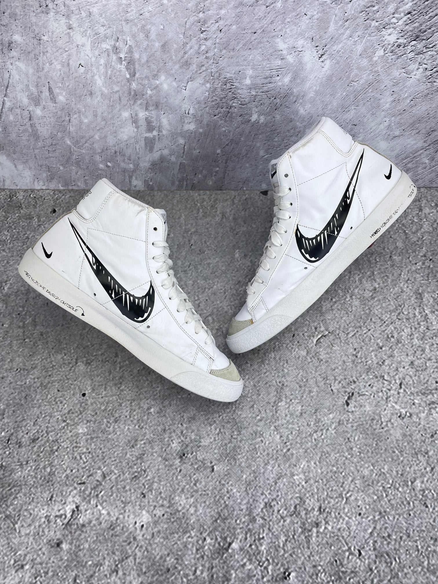 Nike Blazer Mid Sketch - buty sportowe, zewnętrzny panel prawego buta