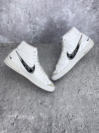 Nike Blazer Mid Sketch - buty sportowe, zewnętrzny panel prawego buta