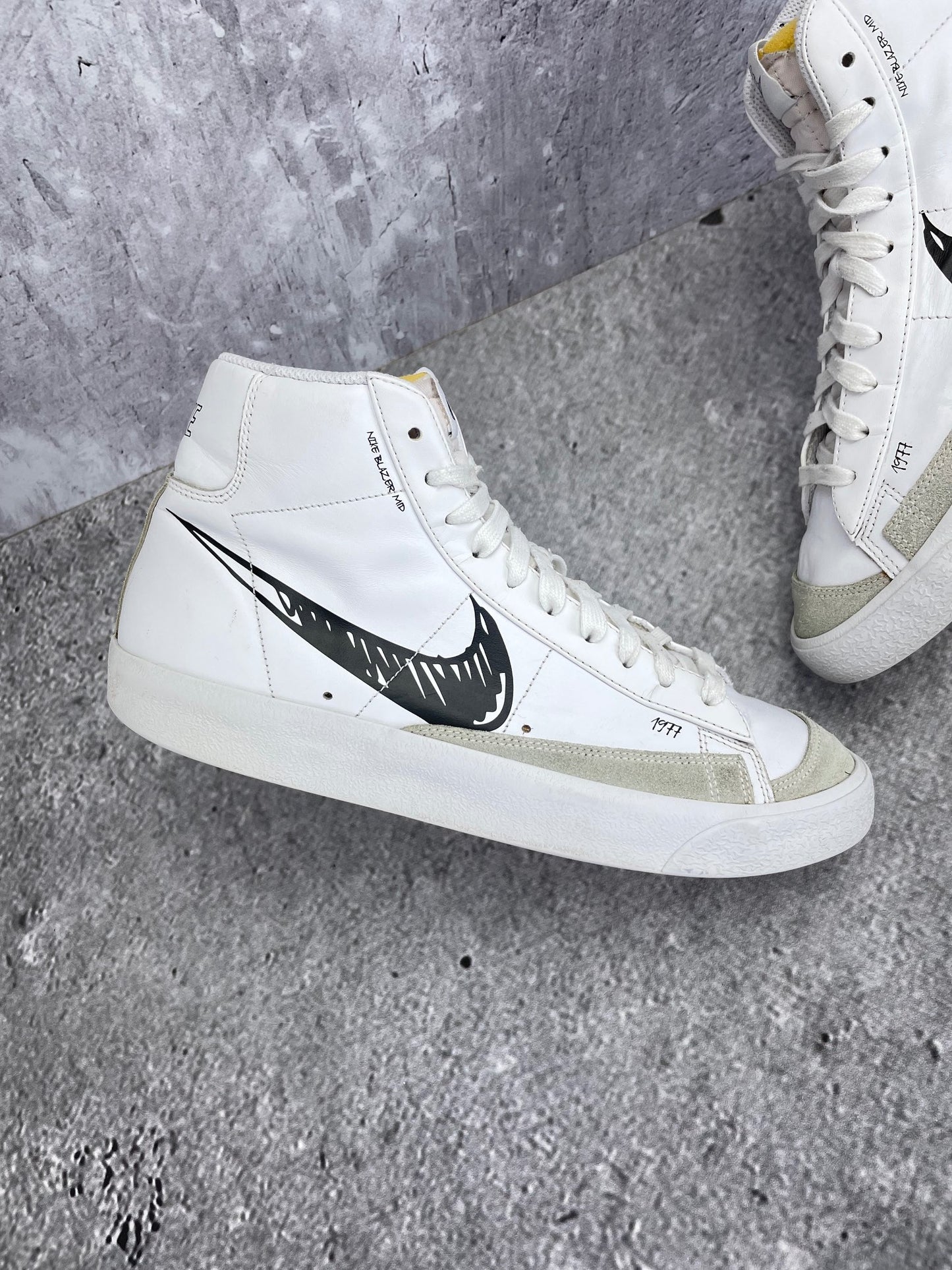 Nike Blazer Mid Sketch - buty sportowe, zewnętrzny panel lewego buta