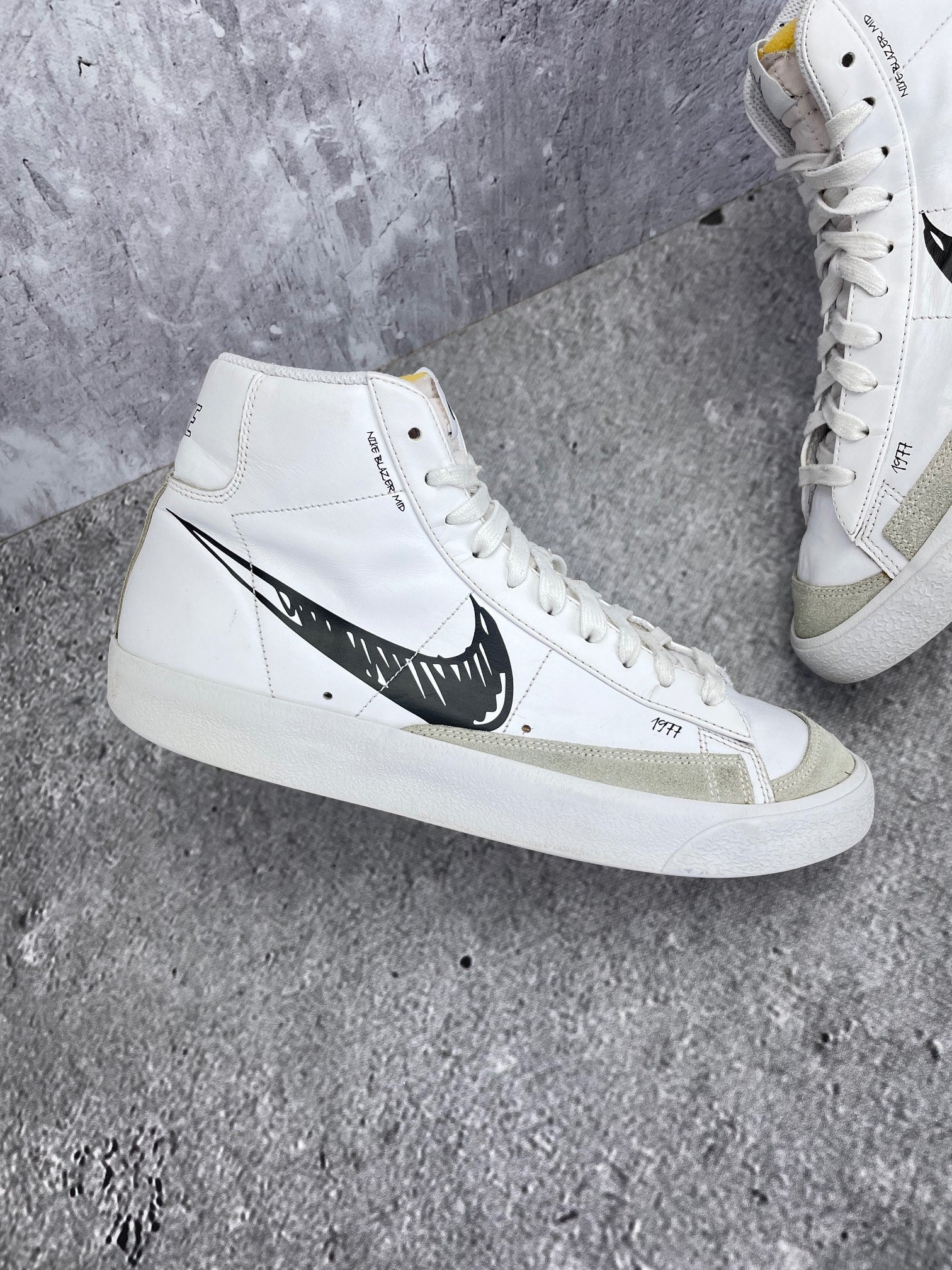 Nike Blazer Mid Sketch - buty sportowe, zewnętrzny panel lewego buta