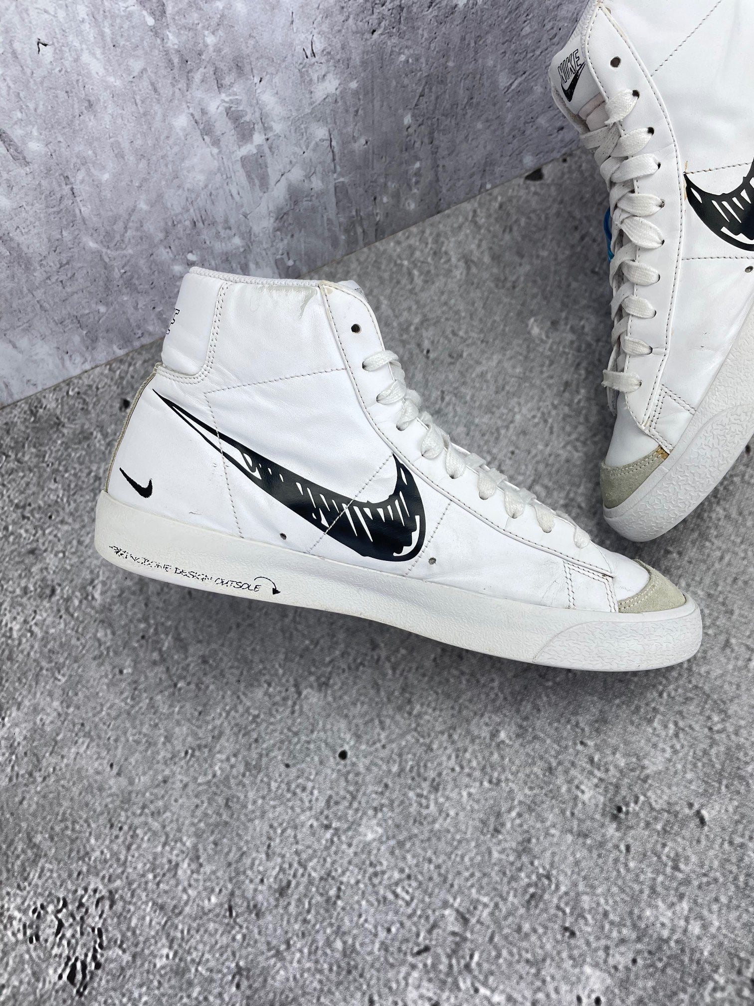 Nike Blazer Mid Sketch - buty sportowe, wewnętrzny panel lewego buta