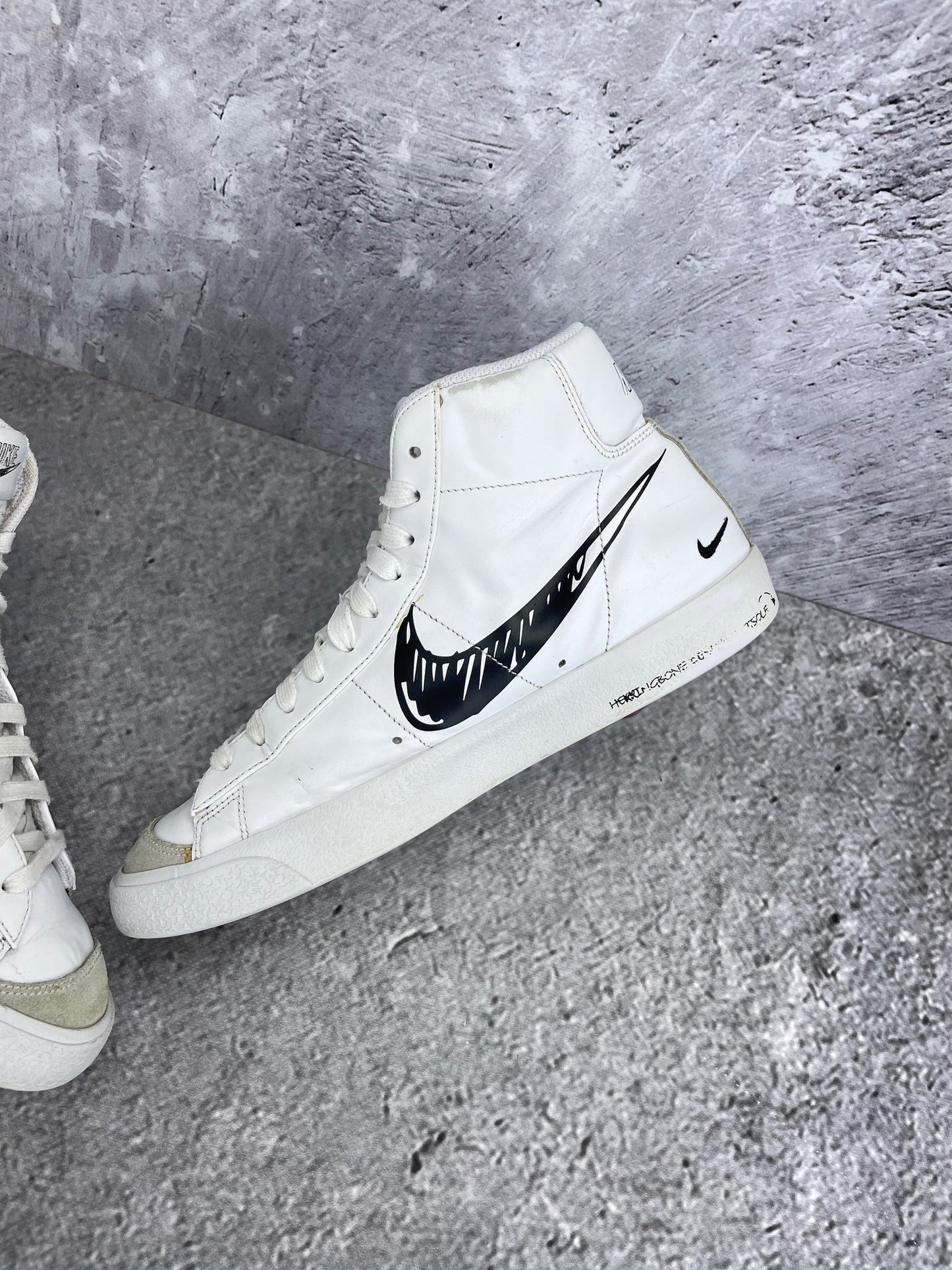Nike Blazer Mid Sketch - buty sportowe, wewnętrzny panel prawego buta