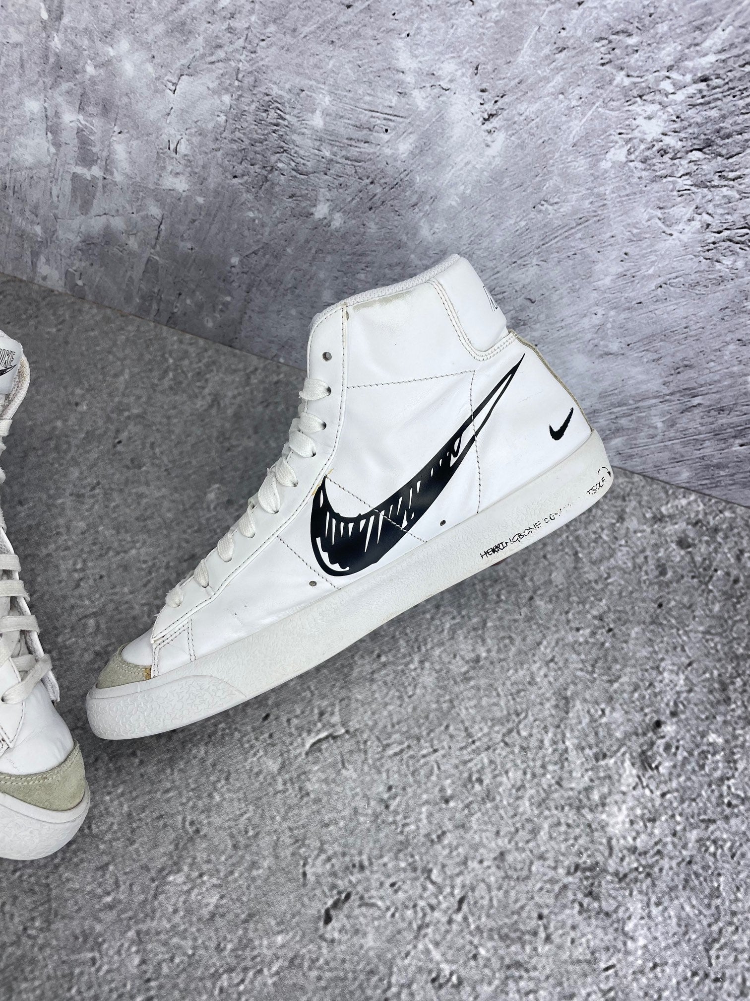 Nike Blazer Mid Sketch - buty sportowe, wewnętrzny panel prawego buta