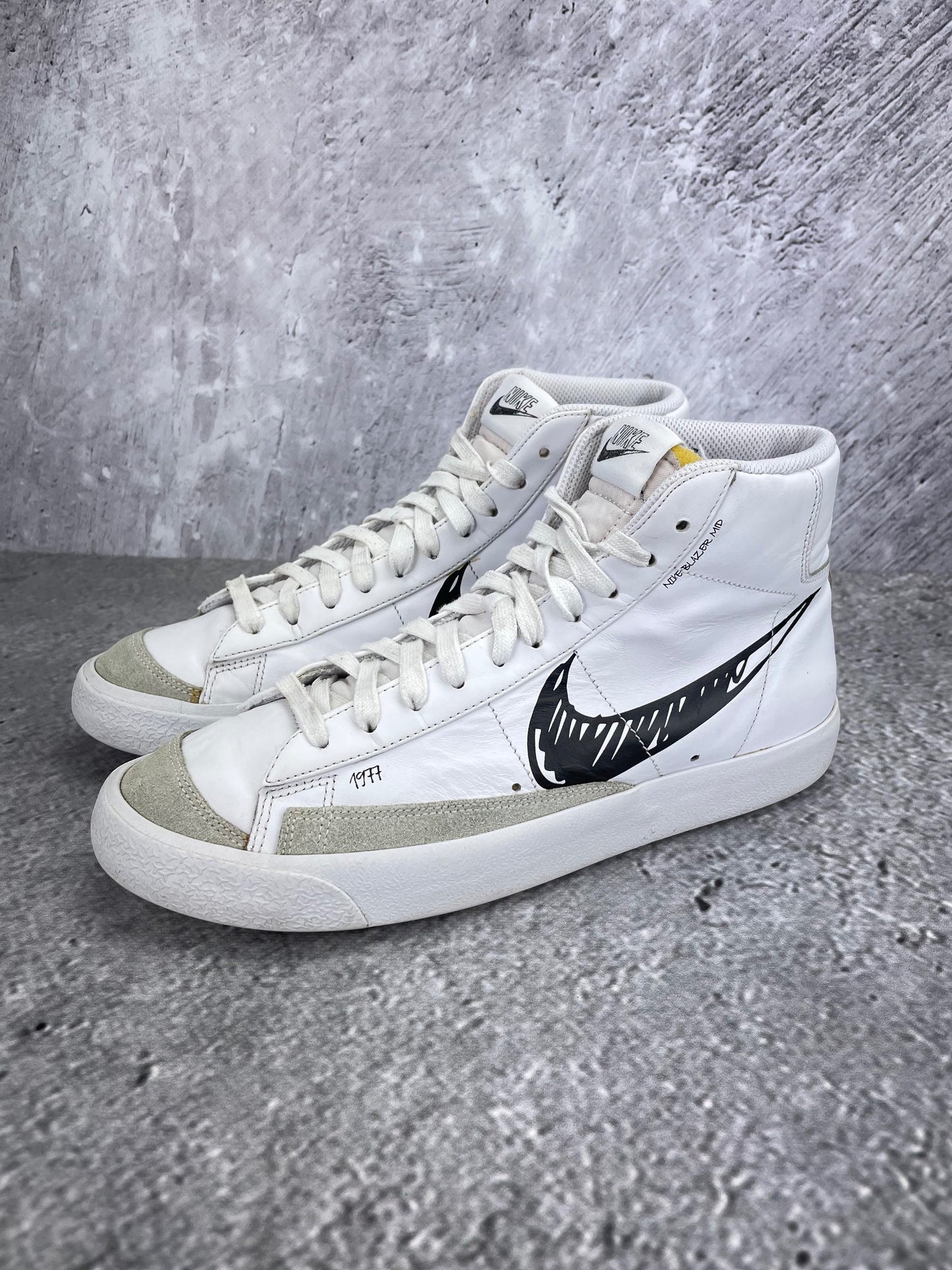 Nike Blazer Mid Sketch - buty sportowe, widok z boku na tle studyjnym