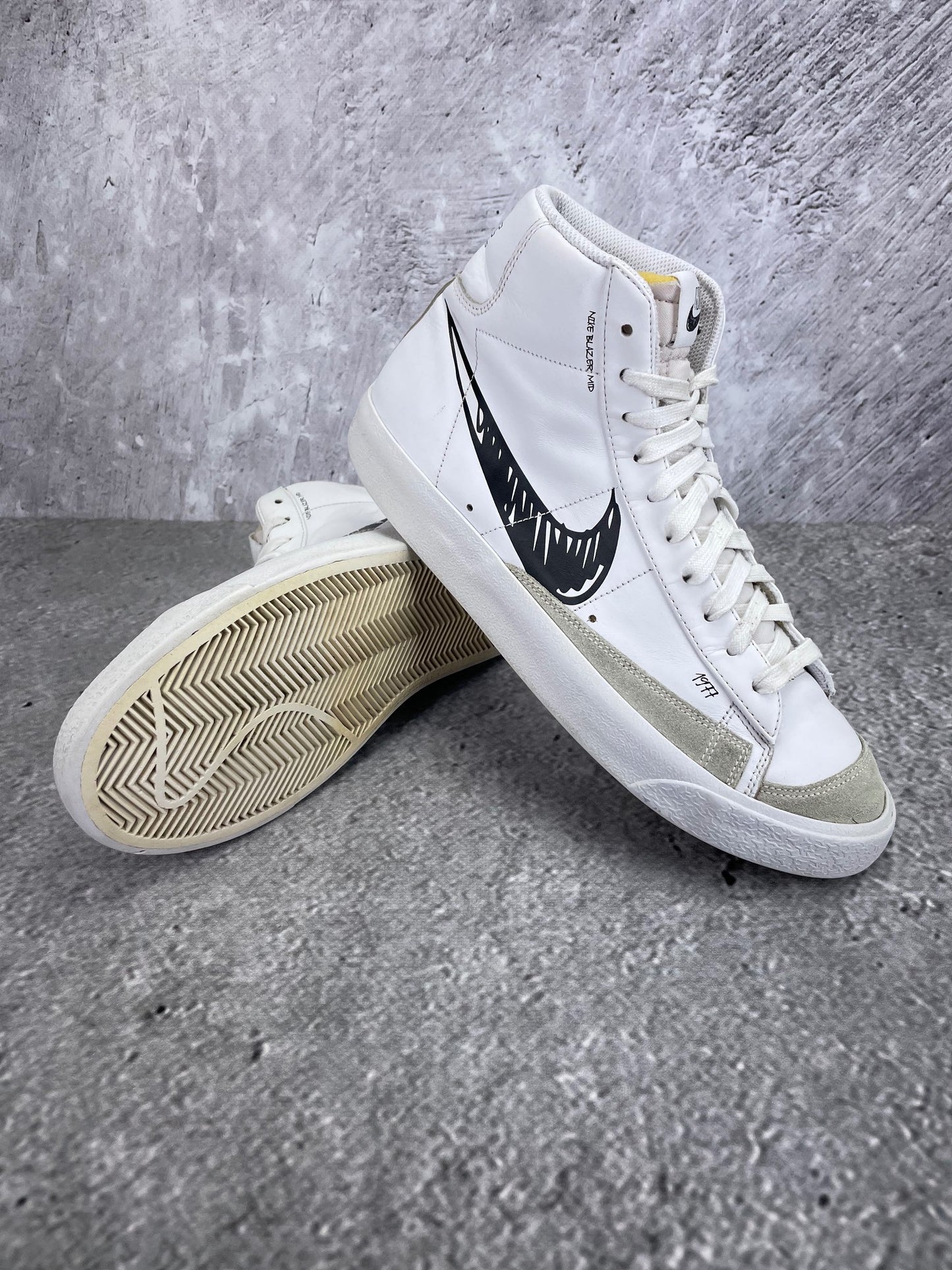 Nike Blazer Mid Sketch - buty sportowe, para butów, widok z boku na tle studyjnym