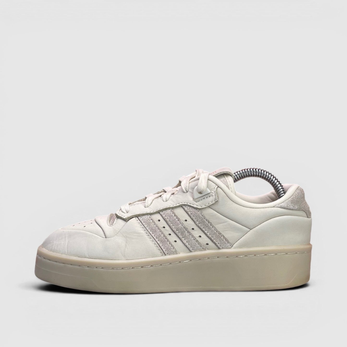 Adidas Rivalry Low Lux — buty sportowe damskie w bardzo dobrym stanie rozmiar 37 1/3, boczny profil, lewa strona