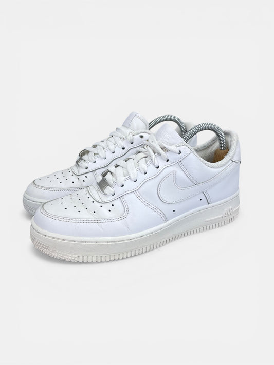 Nike Air Force 1 Low Triple White - buty sportowe, widok z boku