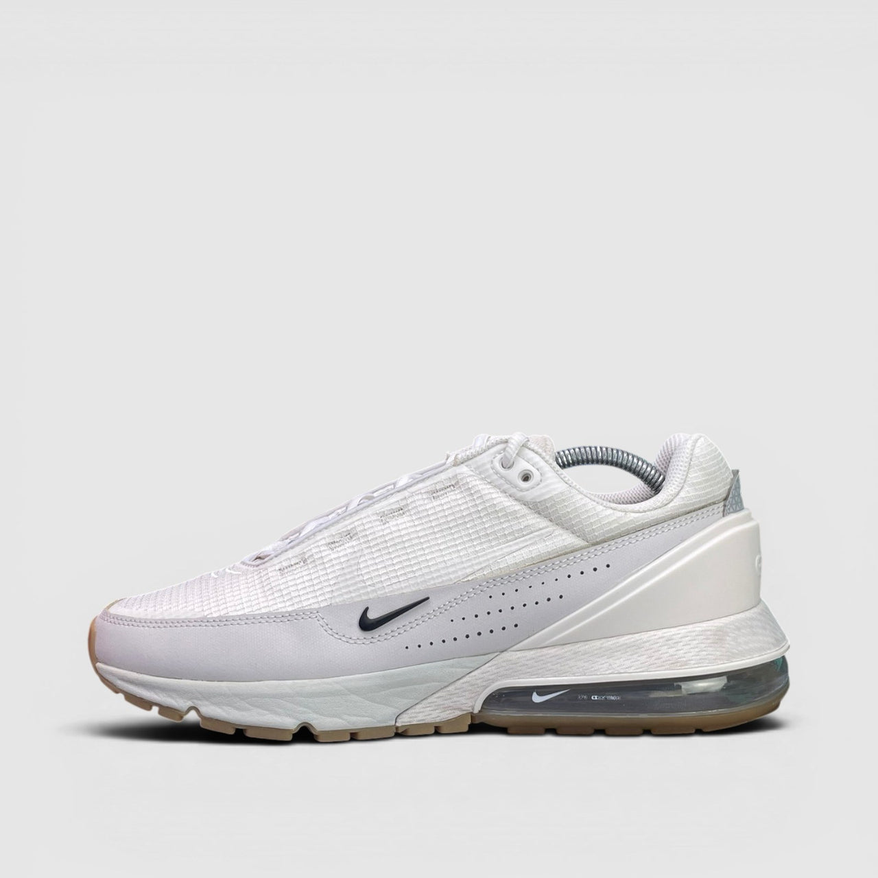 Nike Air Max Pulse Summit White/Phantom — buty sportowe męskie w bardzo dobrym stanie rozmiar 44, boczny profil, lewa strona