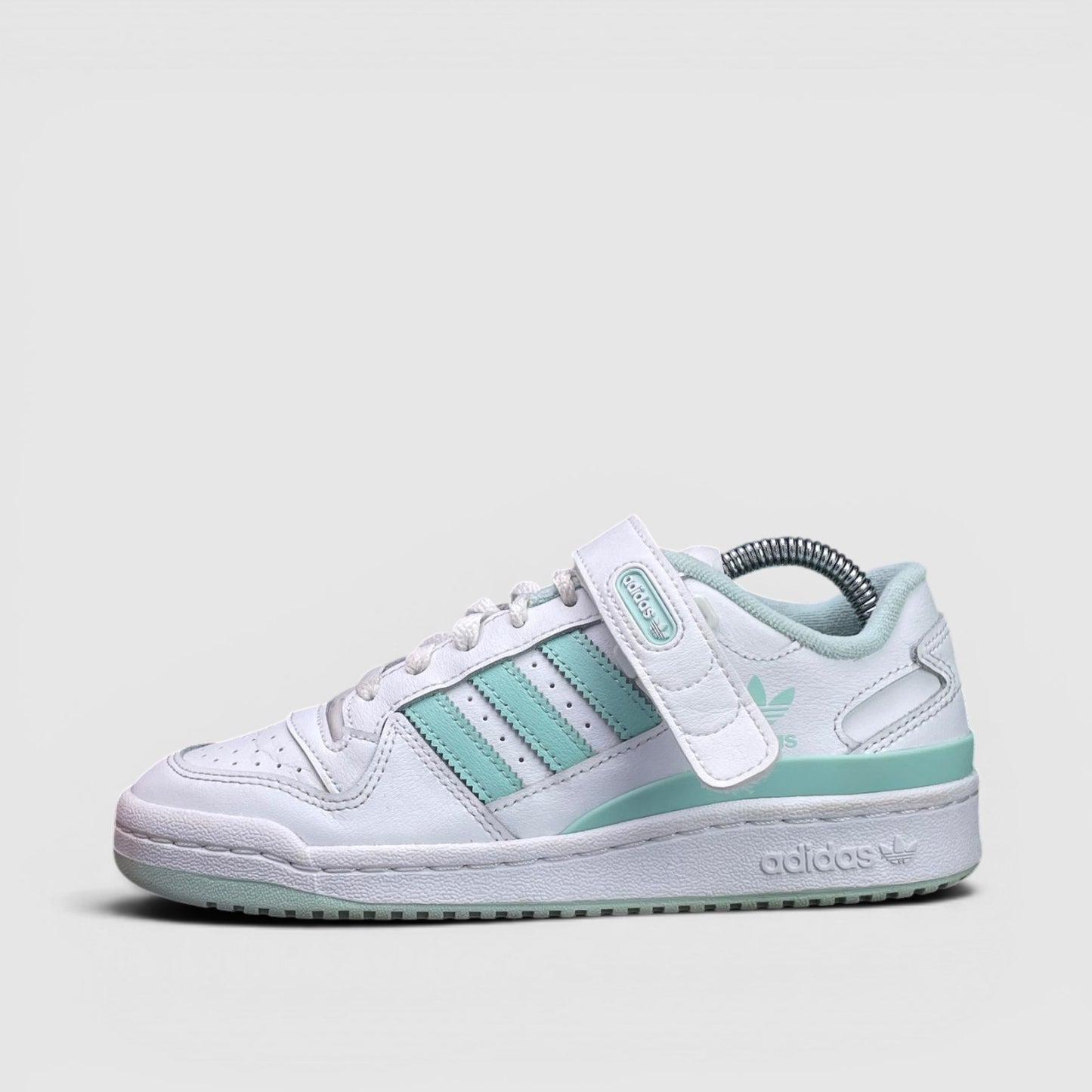Adidas Forum Low — buty sportowe damskie w bardzo dobrym stanie rozmiar 36 2/3, boczny profil, lewa strona