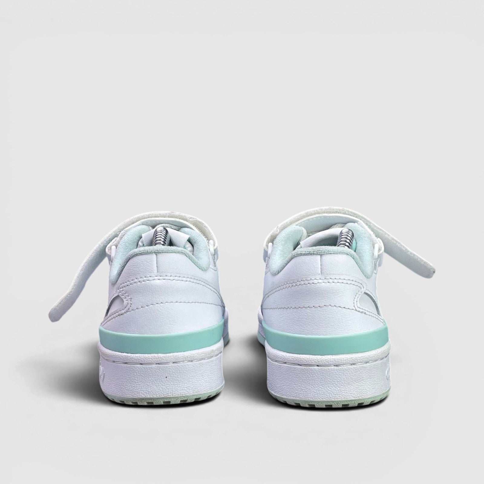 Adidas Forum Low — buty sportowe damskie w bardzo dobrym stanie rozmiar 36 2/3, widok z tyłu