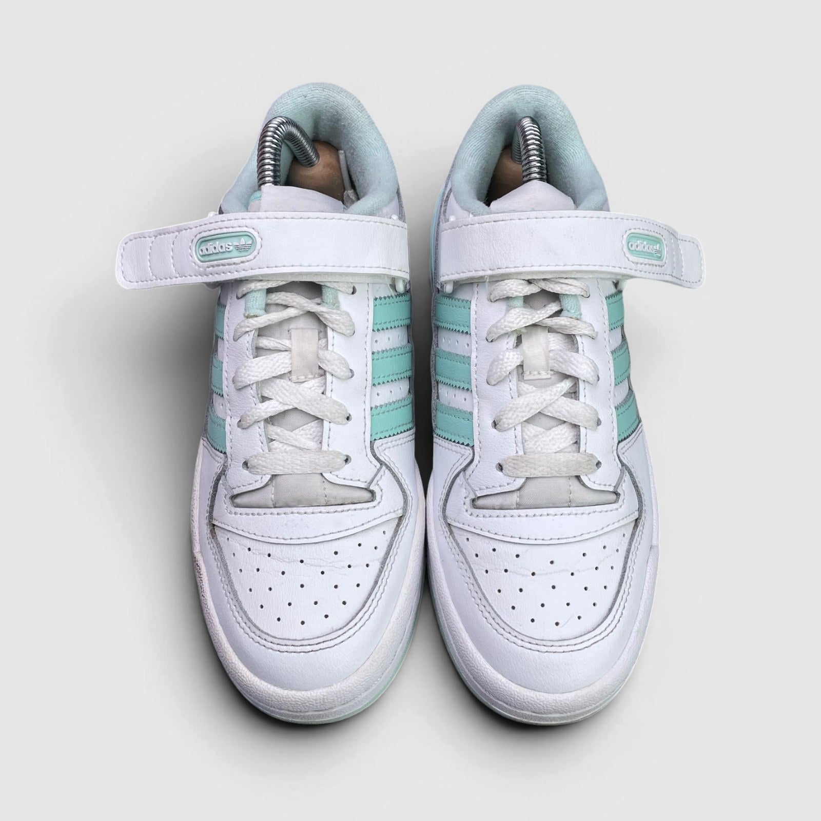 Adidas Forum Low — buty sportowe damskie w bardzo dobrym stanie rozmiar 36 2/3, widok z góry