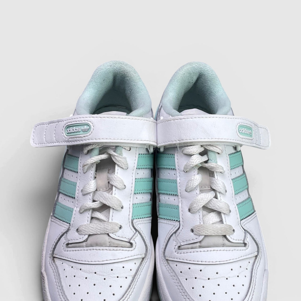 Adidas Forum Low — buty sportowe damskie w bardzo dobrym stanie rozmiar 36 2/3, widok z góry
