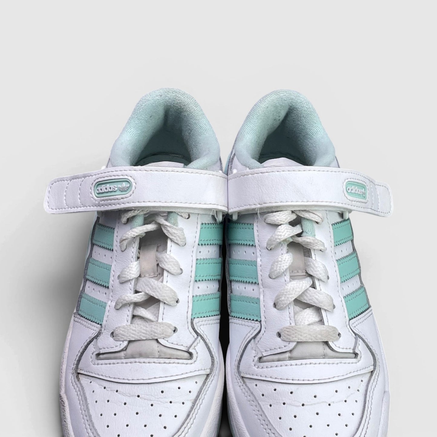 Adidas Forum Low — buty sportowe damskie w bardzo dobrym stanie rozmiar 36 2/3, widok z góry