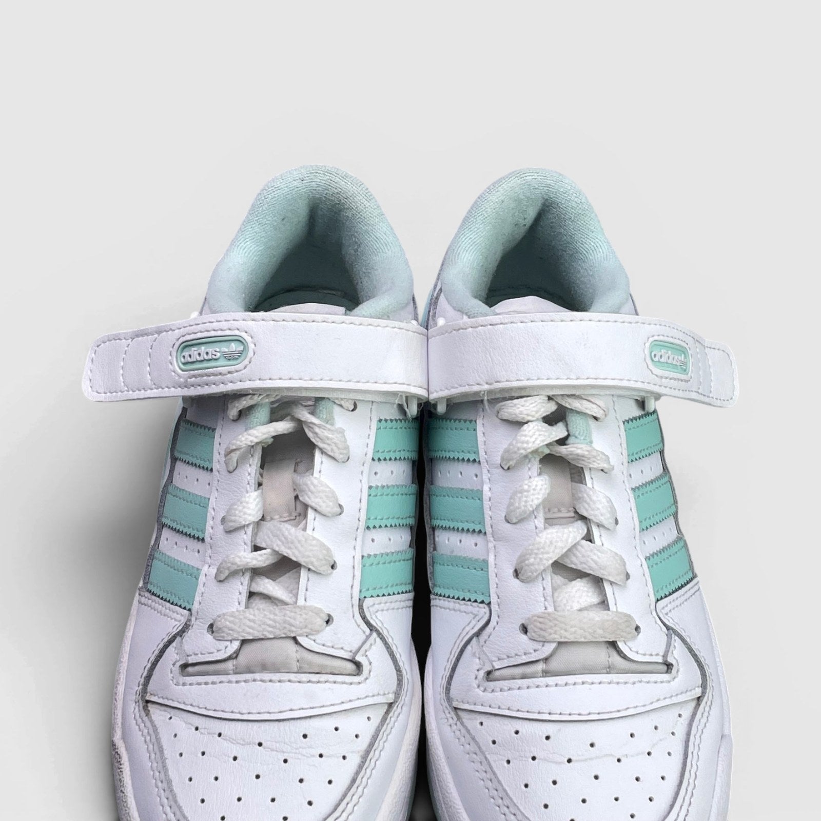 Adidas Forum Low — buty sportowe damskie w bardzo dobrym stanie rozmiar 36 2/3, widok z góry