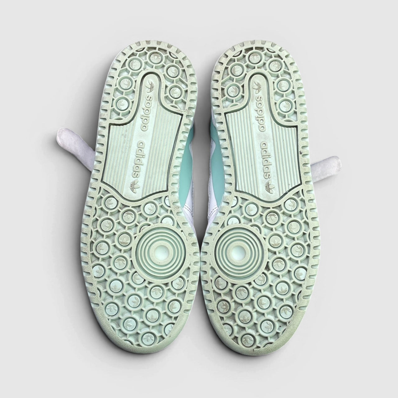Adidas Forum Low — buty sportowe damskie w bardzo dobrym stanie rozmiar 36 2/3, podeszwa