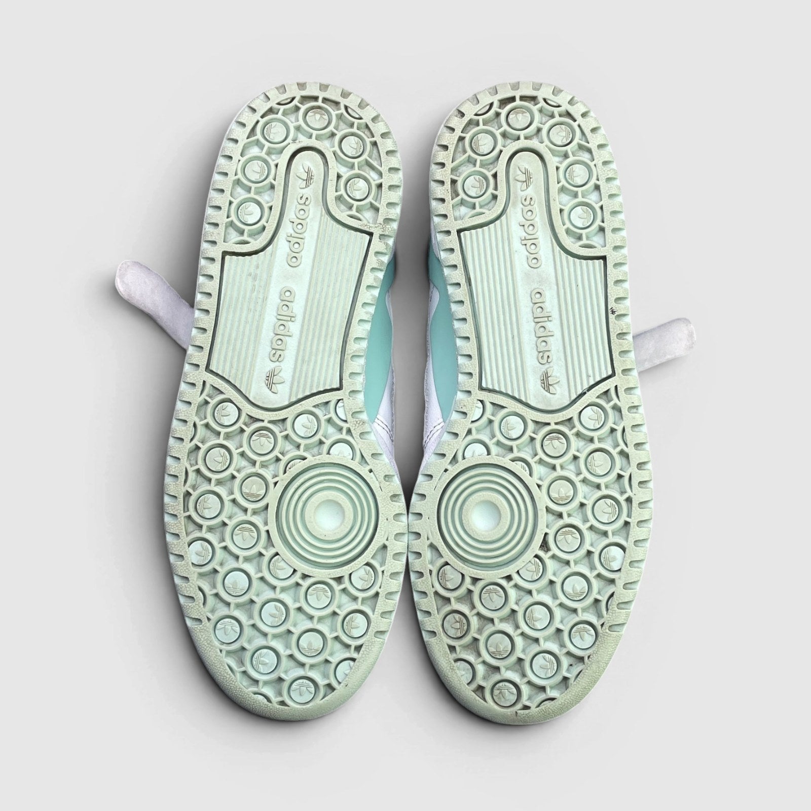 Adidas Forum Low — buty sportowe damskie w bardzo dobrym stanie rozmiar 36 2/3, podeszwa