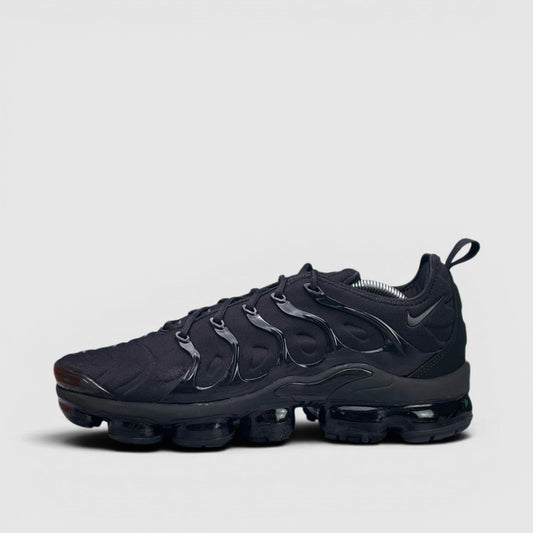 Nike Air VaporMax Plus Triple Black — buty sportowe męskie w bardzo dobrym stanie rozmiar 45.5, boczny profil, lewa strona