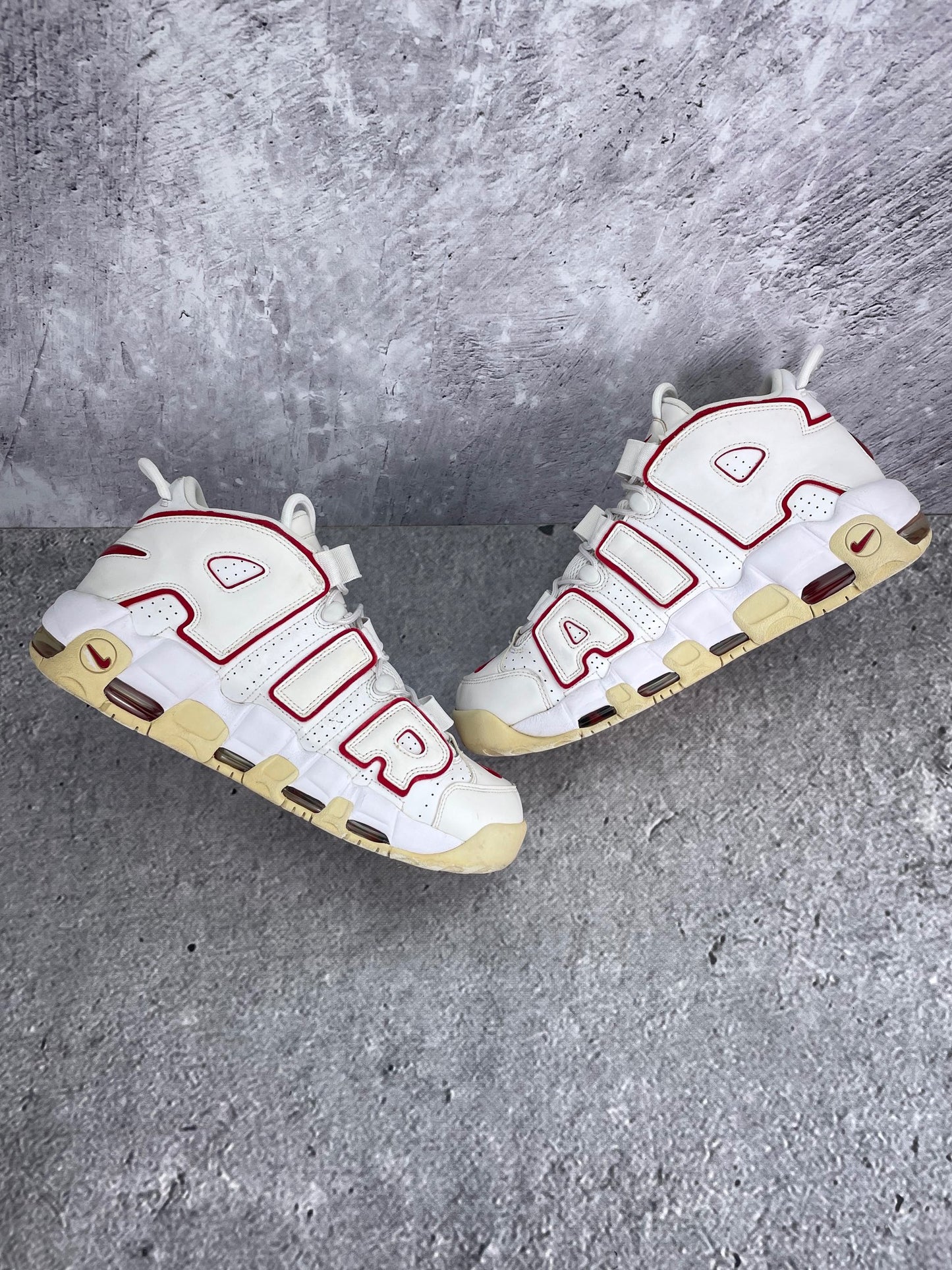 Nike Air More Uptempo 96 Varsity Red - buty sportowe, zewnętrzny panel prawego buta
