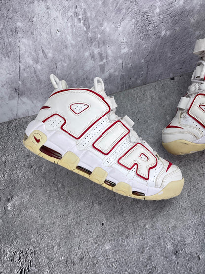 Nike Air More Uptempo 96 Varsity Red - buty sportowe, zewnętrzny panel lewego buta