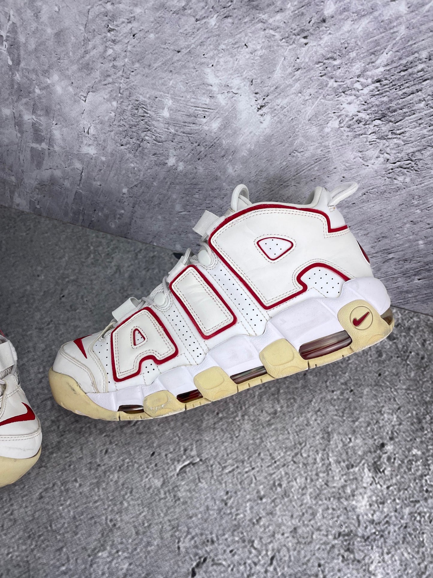 Nike Air More Uptempo 96 Varsity Red - buty sportowe, widok z góry na wewnętrzną stronę butów