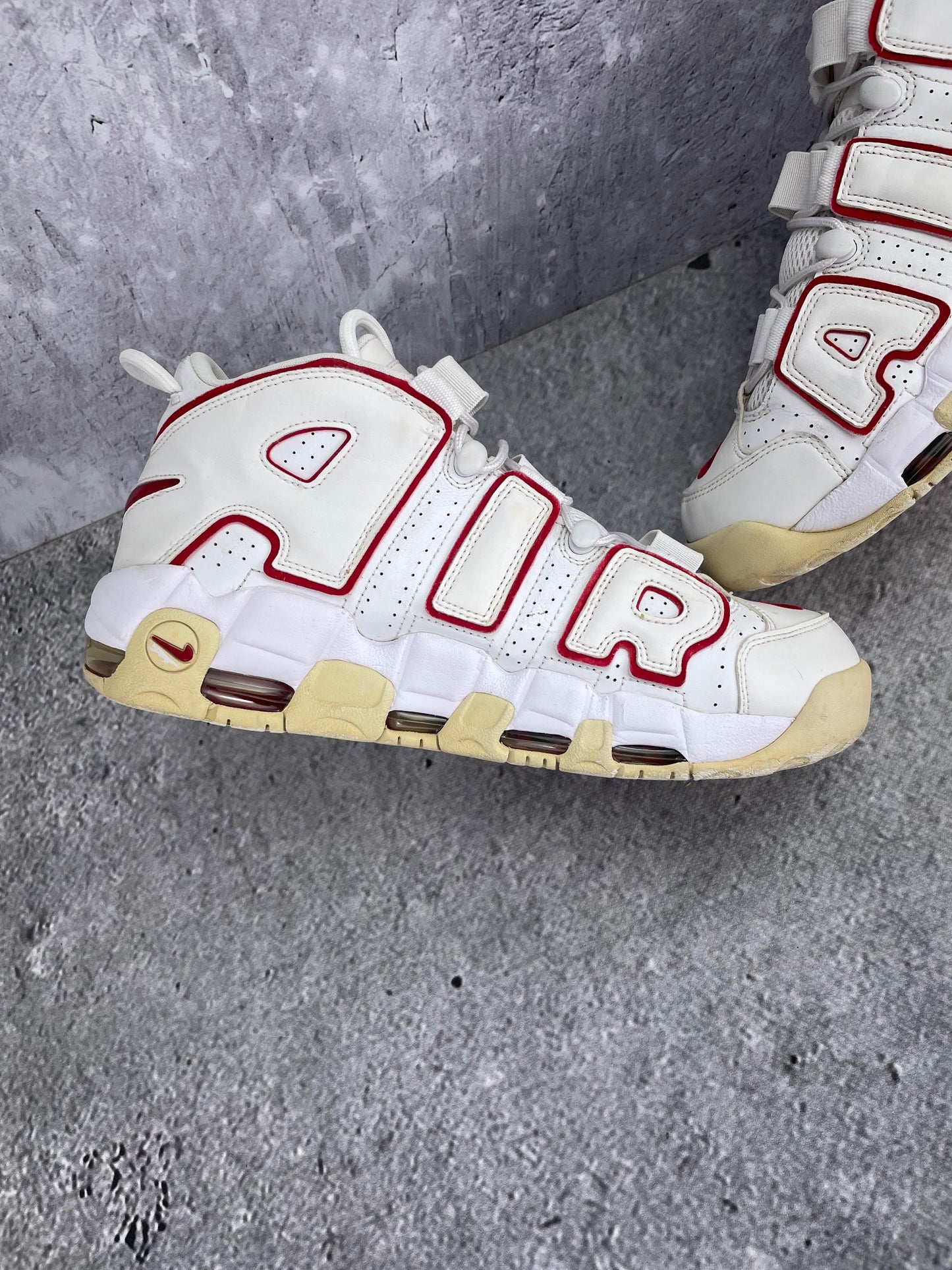 Nike Air More Uptempo 96 Varsity Red - buty sportowe, wewnętrzny panel lewego buta