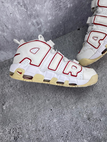 Nike Air More Uptempo 96 Varsity Red - buty sportowe, wewnętrzny panel lewego buta