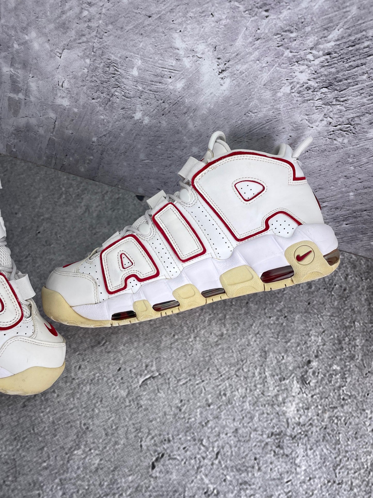 Nike Air More Uptempo 96 Varsity Red - buty sportowe, wewnętrzny panel prawego buta