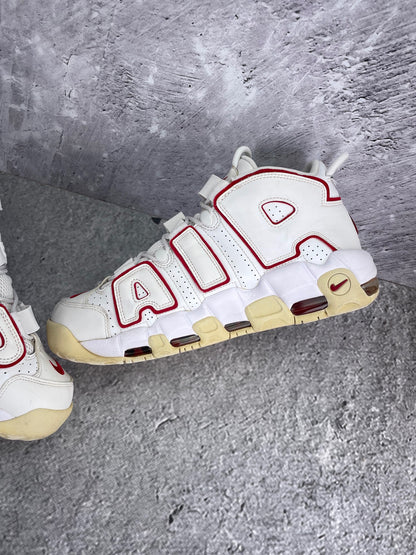 Nike Air More Uptempo 96 Varsity Red - buty sportowe, wewnętrzny panel prawego buta