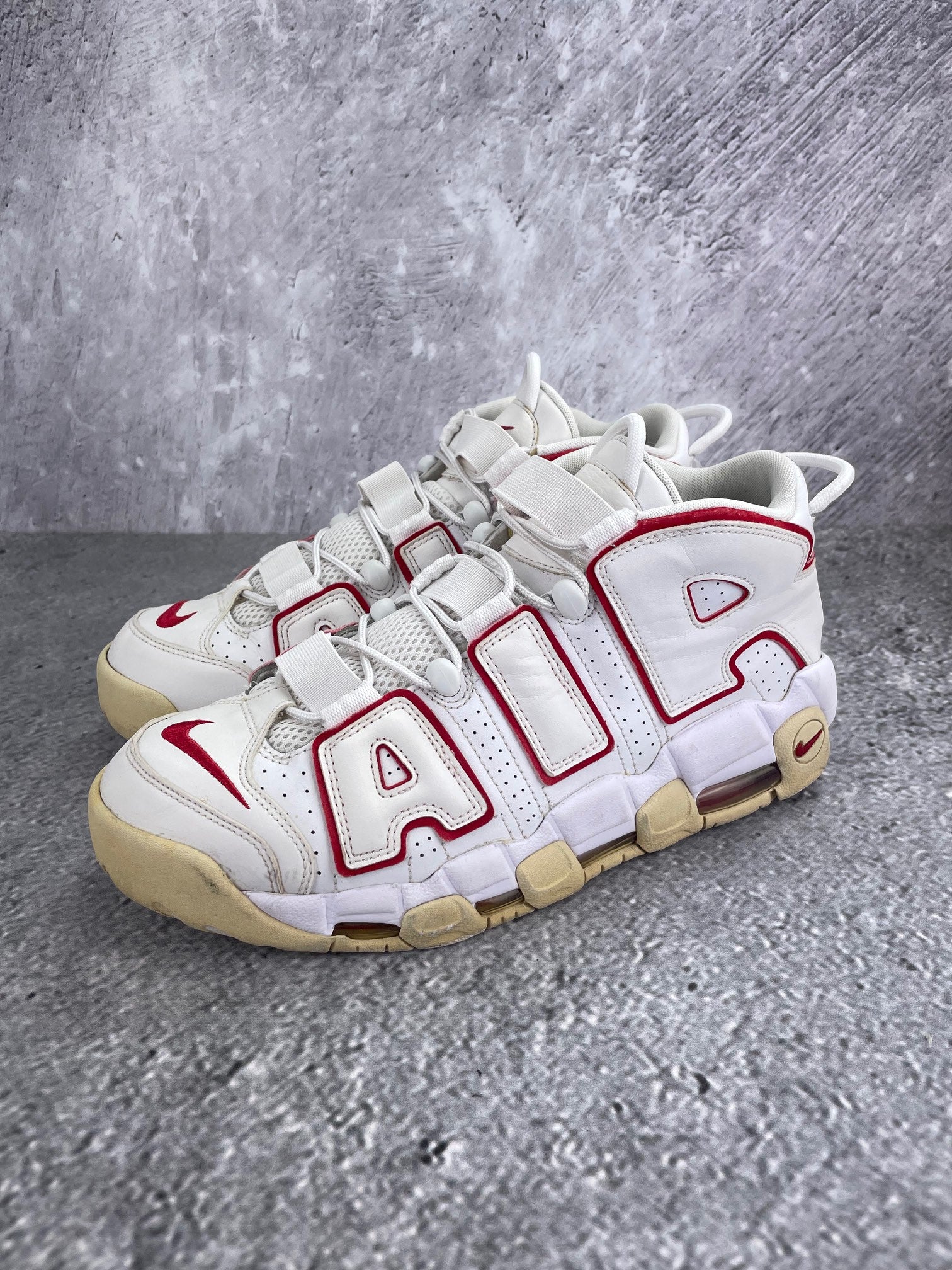 Nike Air More Uptempo 96 Varsity Red - buty sportowe, widok z boku na tle studyjnym