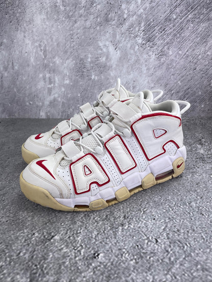 Nike Air More Uptempo 96 Varsity Red - buty sportowe, widok z boku na tle studyjnym