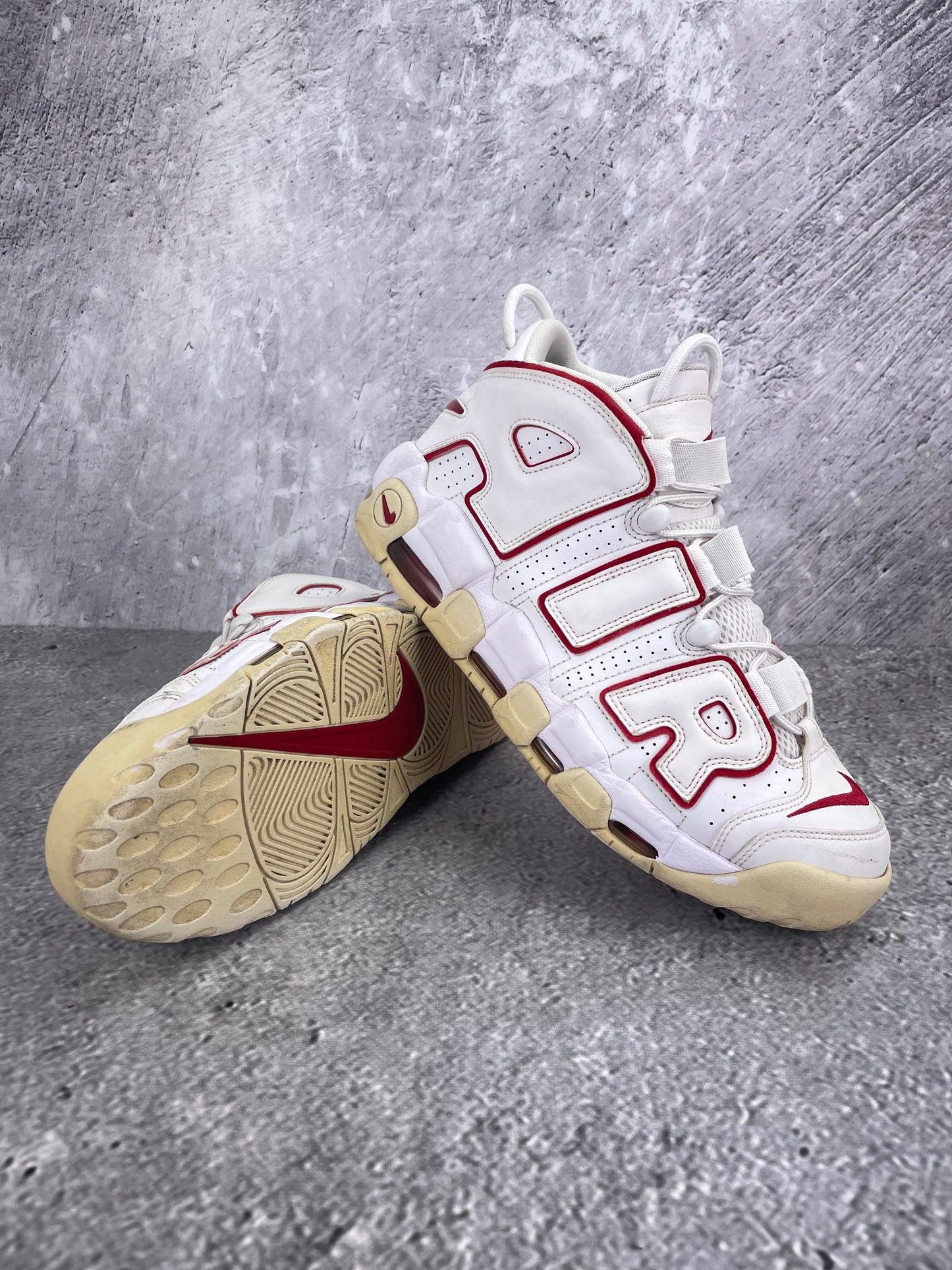 Nike Air More Uptempo 96 Varsity Red - buty sportowe, para butów, widok z boku na tle studyjnym