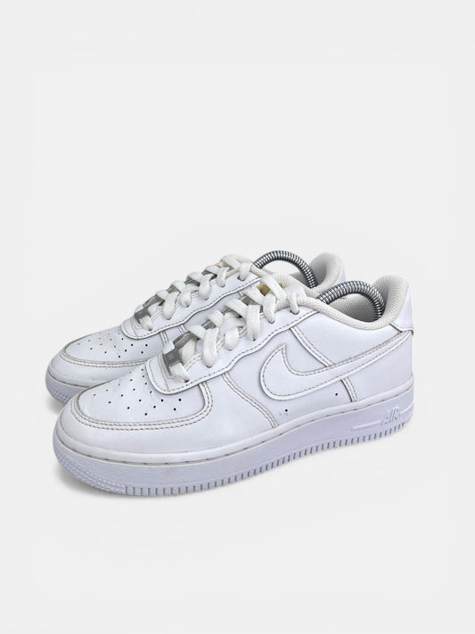 Nike Air Force 1 Low Triple White - buty sportowe, widok z boku