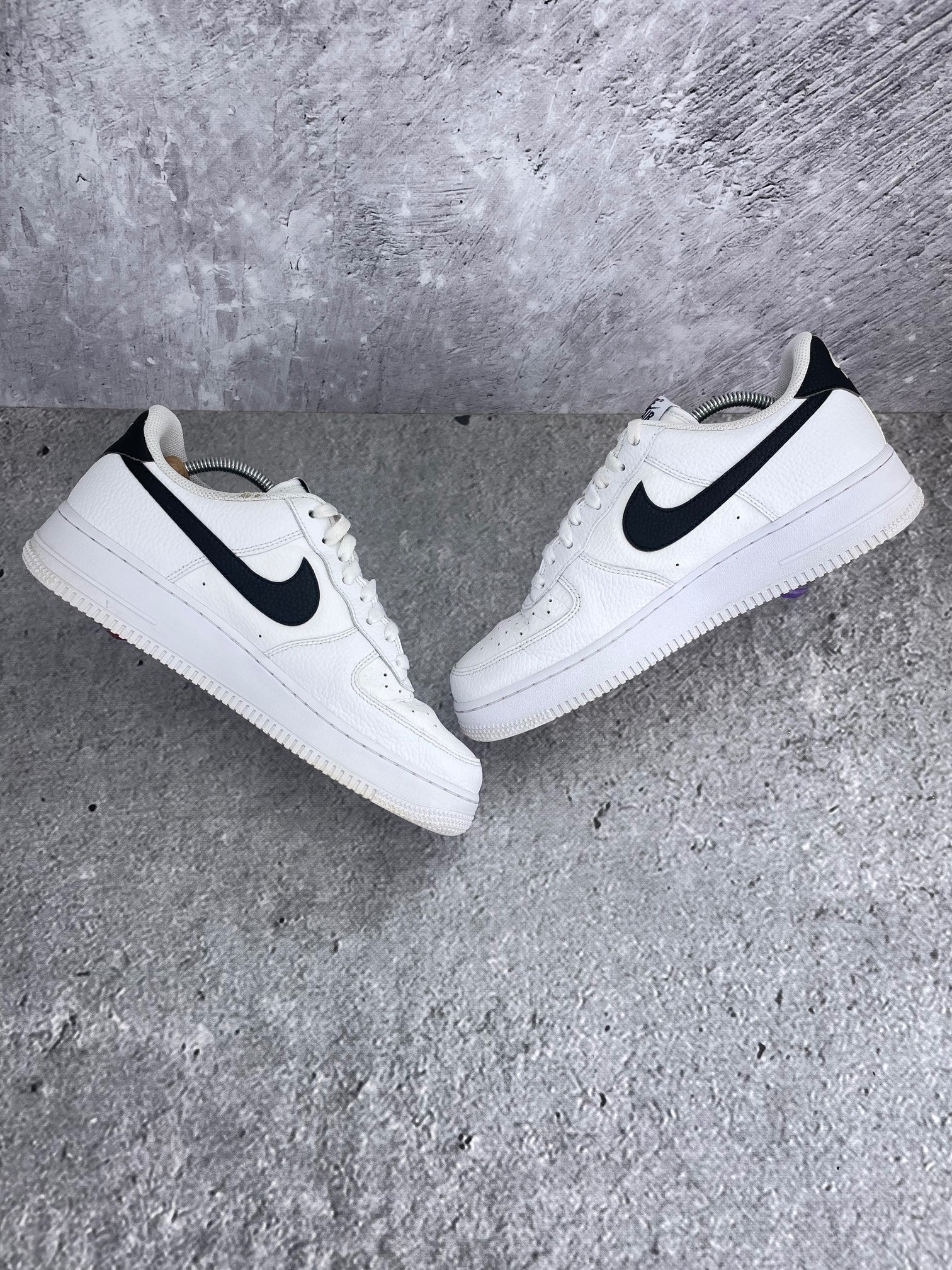 Nike Air Force 1 Low White/Black - buty sportowe, zewnętrzny panel prawego buta