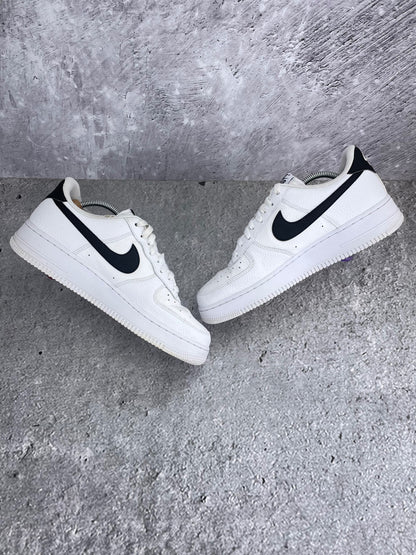 Nike Air Force 1 Low White/Black - buty sportowe, zewnętrzny panel prawego buta