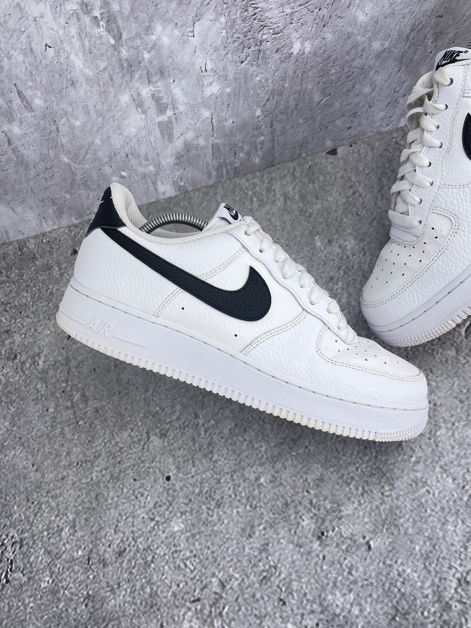 Nike Air Force 1 Low White/Black - buty sportowe, zewnętrzny panel lewego buta