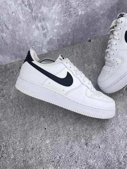 Nike Air Force 1 Low White/Black - buty sportowe, zewnętrzny panel lewego buta