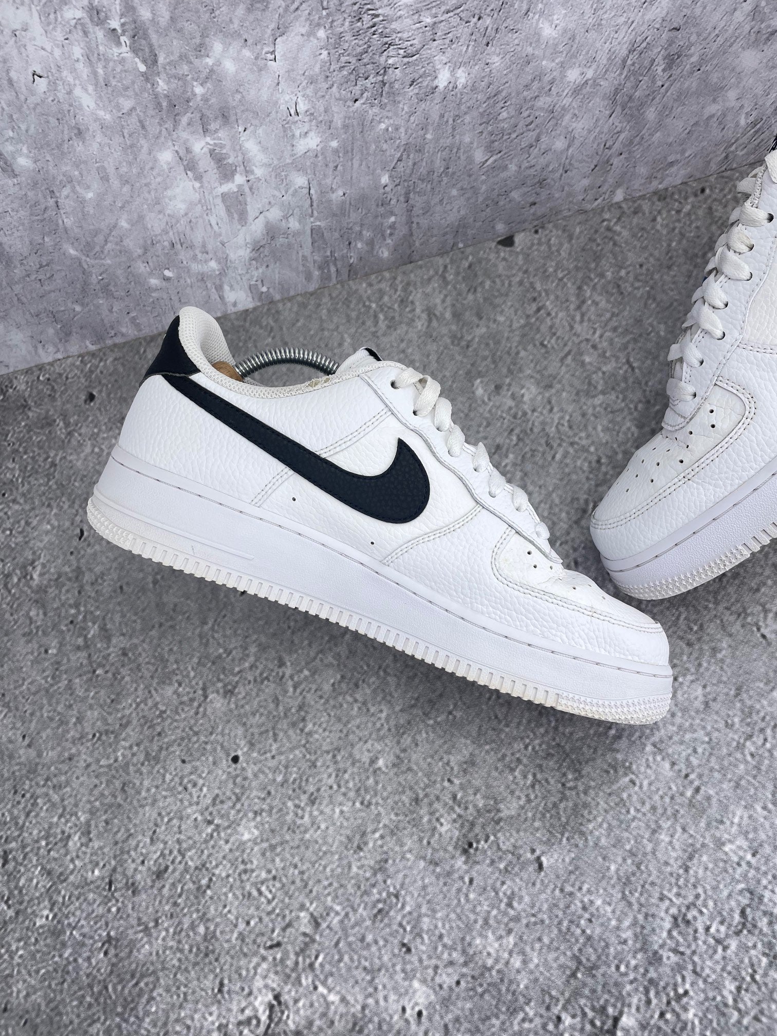 Nike Air Force 1 Low White/Black - buty sportowe, wewnętrzny panel lewego buta